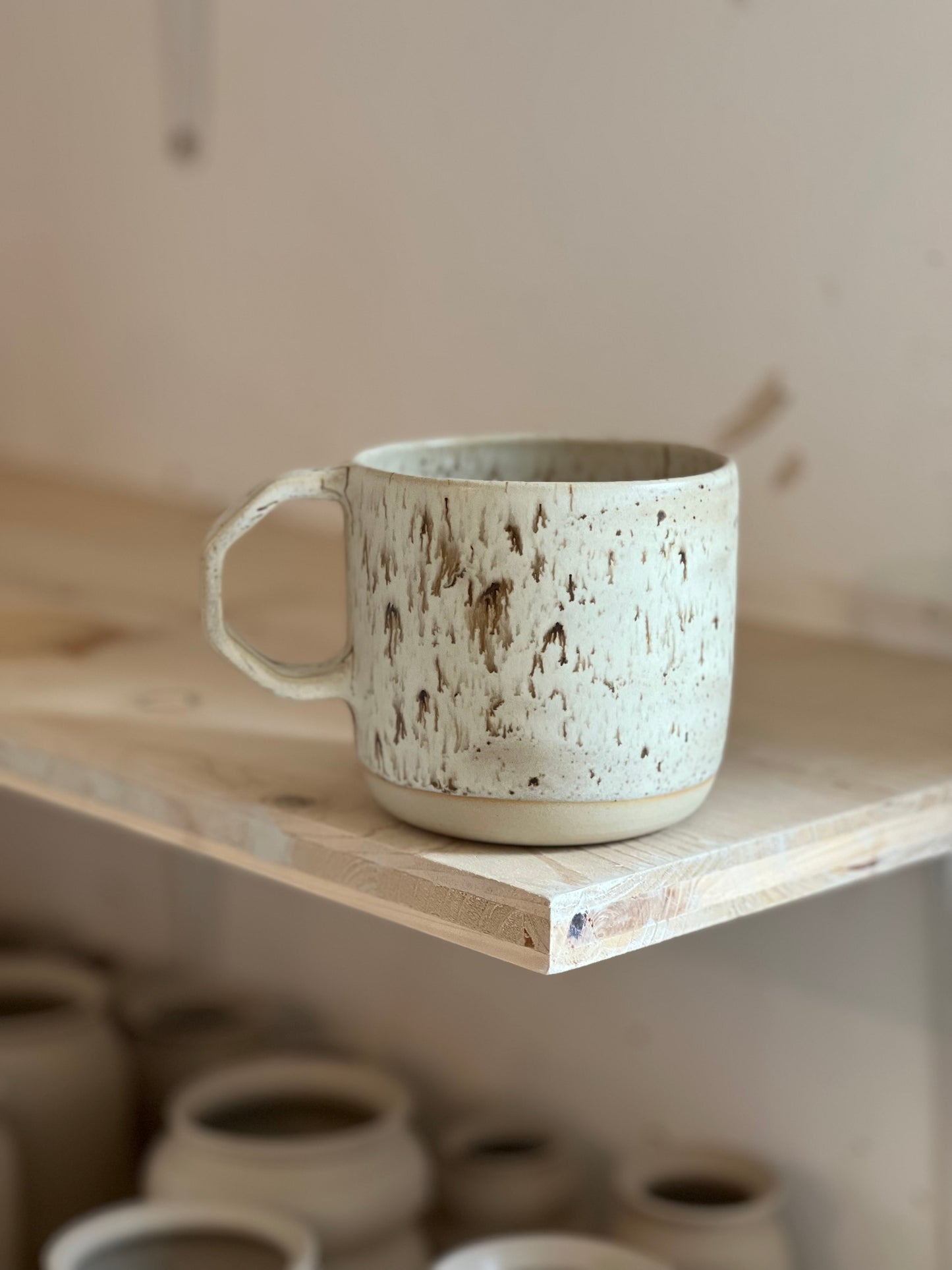 Mug à thé anse géométrique