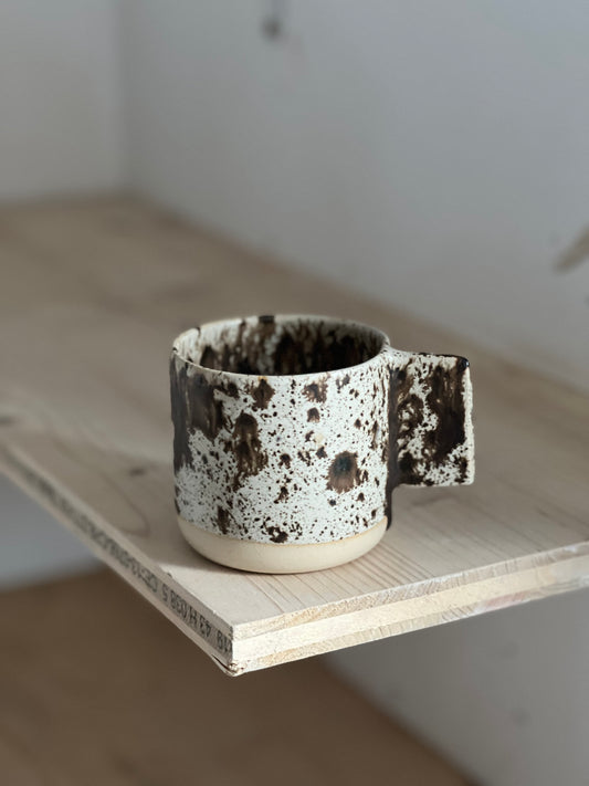 Tasse à café allongé anse