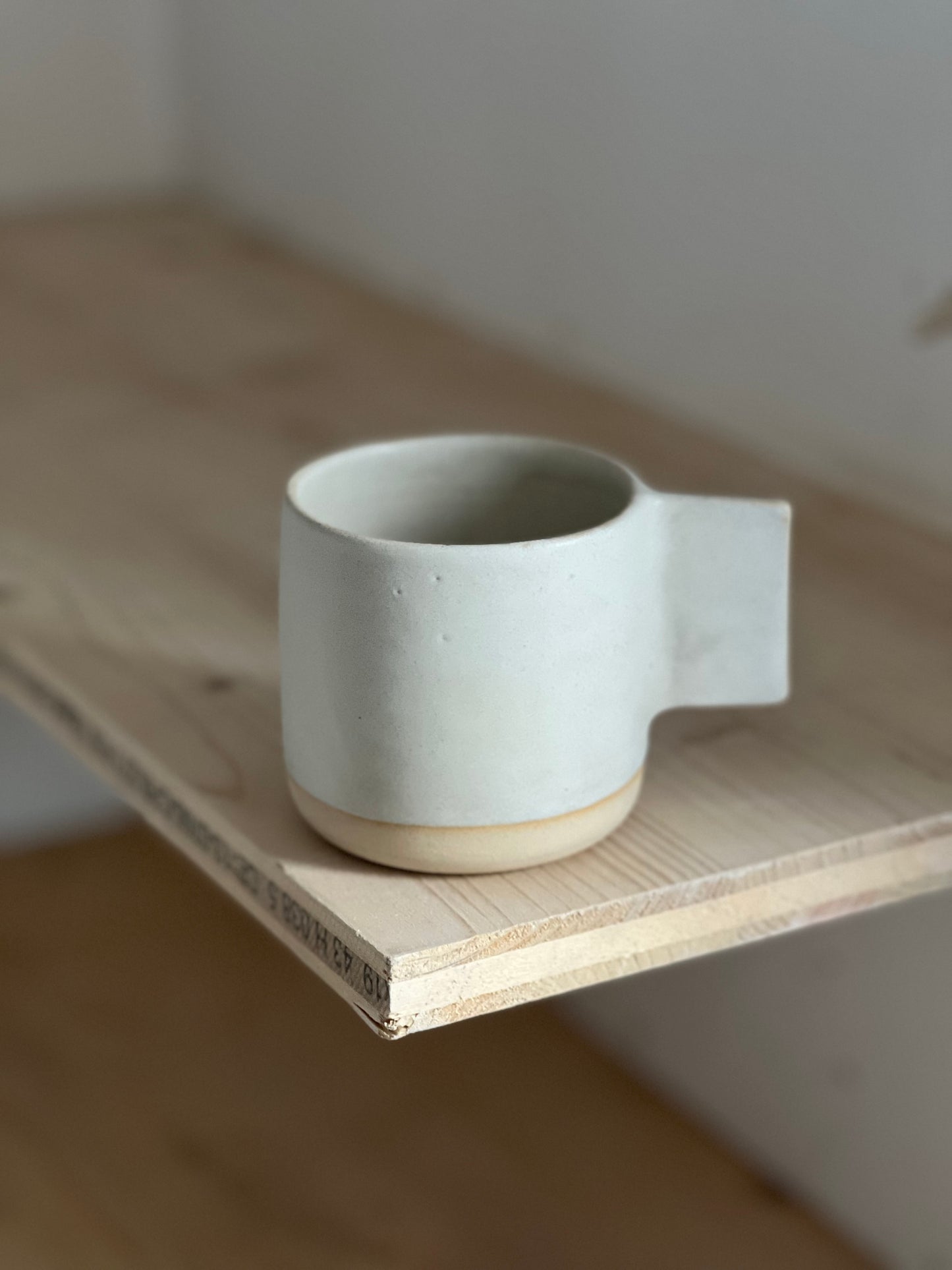 Tasse à café allongé anse